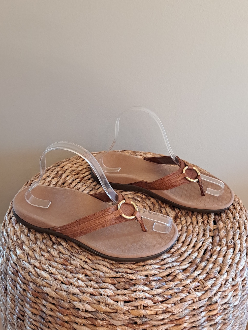Vionic Womens Tide Aloe Brown Leather Gold O-Ring Thong Toe Post Sandals 7